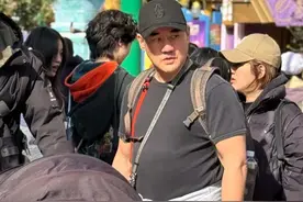 59岁吴大维在上海，和朋友逛迪士尼，身材好臃肿，整个人变化很大图片