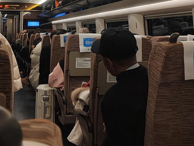 英国小伙坐中国高铁，发现邻座空位放着一部手机，他竟直呼惊呆了