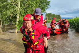 抗洪一线的人间大爱图片