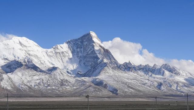实拍西藏亚东卓木拉日雪山 银峰藏寨绘就春日盛景