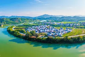 2025年合村并镇：房屋补偿1：1置换和10万元现金，你怎么选？图片