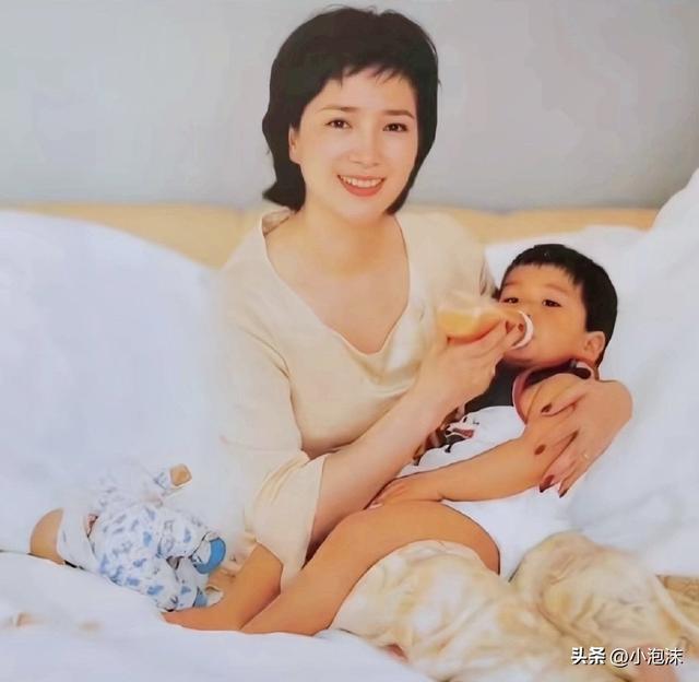 与许亚军离婚后，儿子成了何晴的精神寄托，与脑瘤抗争十年未诉苦