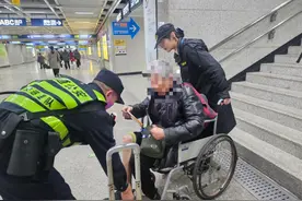 婆婆赶路摔倒受伤 警民合力暖心相救图片