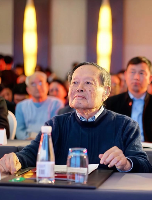 没想到，杨振宁去世后，49岁妻子翁帆	，竟因一个动作实现口碑暴涨