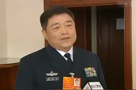 海军副司令长期在外指挥舰载机训练貌如老农，回总部后被卫兵拒入图片