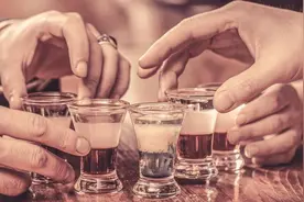 如果吃了头孢不小心喝了酒会怎样？应该怎么办呢？图片