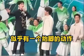 白敬亭春晚被质疑抢C位，三个做法被嘲有心机，春晚现场人员回应图片