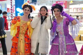 滑稽姐妹花与粉丝欢乐互动，《灰姑娘》惊喜路演闪耀商圈图片