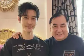 黄晓明做客李晓华北京豪宅，秒变小学弟，试戴大佬绝版手表图片
