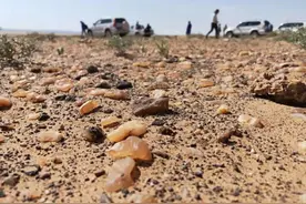 内蒙古一湖底铺满“五彩石”，无人识货被随意捡拾，3年损失20亿图片