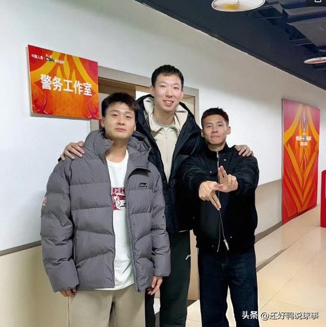 趣谈！周琦赵睿聚首北京	，球迷：广东新疆吃够祸害北京去？