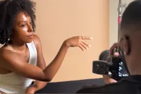 美女拍脚照一次进账8000刀？小众行业引羡慕，国内也有类似例子图片