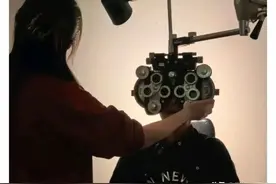 李连杰首次晒黄秋燕二女儿！现在是眼科医生，带神秘的“她”看诊图片