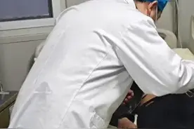 男子被自家狗猛咬下体，内裤浸透鲜血，强忍疼痛，惊恐直奔医院图片