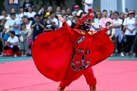 19岁“唐氏女孩”表演川剧变脸，惊艳全网！老师称下阶段准备让她学吐火图片