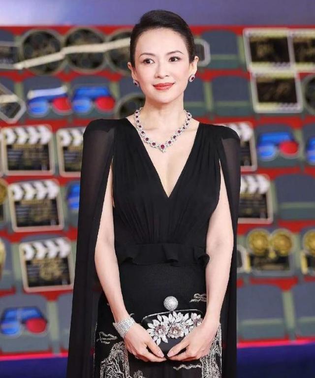 离春节不到两个月，46岁章子怡再次官宣喜讯	，撕碎汪峰仅剩的体面