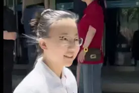 太强了！人大附中女孩上热搜，“部里部气”引得无数网友热议！图片