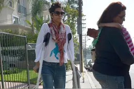 百病寻源记——拄双拐的女孩图片