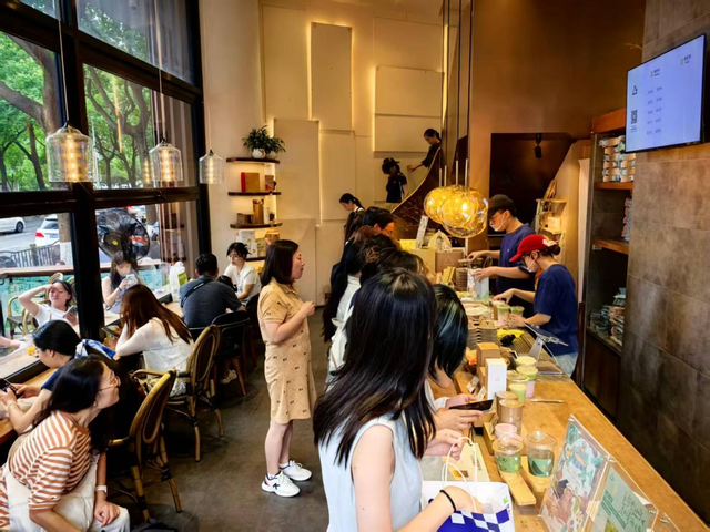 “爽爽贵阳”迎客来！甲秀楼“点燃”周边经济 多部门护航避暑游