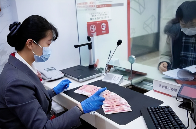 银行人员说漏嘴：明年起，手里有定期存款的人，做好4个准备