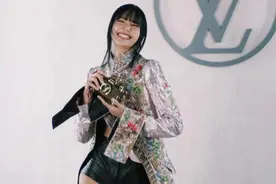 Lisa被指丰臀过度，盲目追求欧美风比例失调，还没被豪门男友承认图片