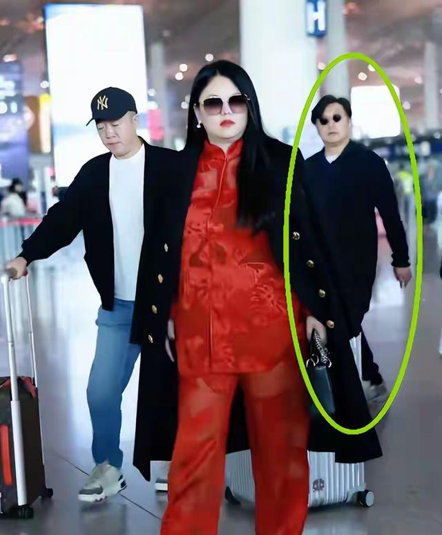 李湘回国！整个人面相变凶胖成球，看了李湘评论区我真的快笑趴了