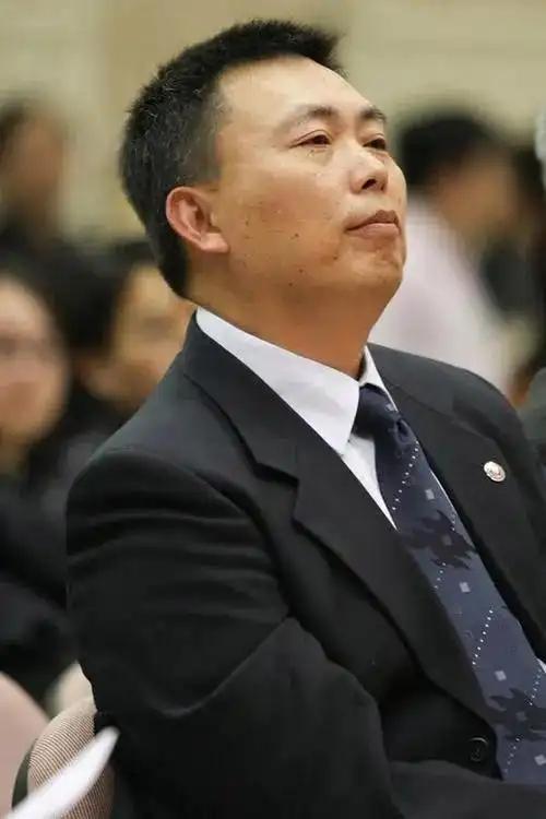 不只是性价比，雷军多次提及iPhone，小米、华为们都在打什么算盘