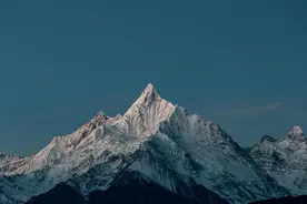 市场只有情绪，没有真相。回顾那些曾经风光一时的造假牛股图片