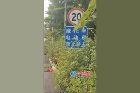 单行道半路“杀出”摩托车禁行标识，骑手：我该直行，还是该调头？图片