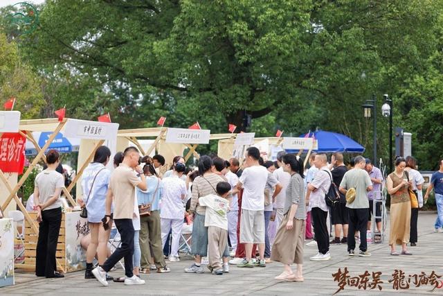 国庆中秋长假首日“炸”场！龙门古镇逛到腿软停不下来，美食吃到扶墙走！