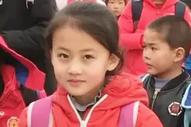 2021年，宁夏7岁女孩一笑成名，怒拒百万签约，如今过得如何图片