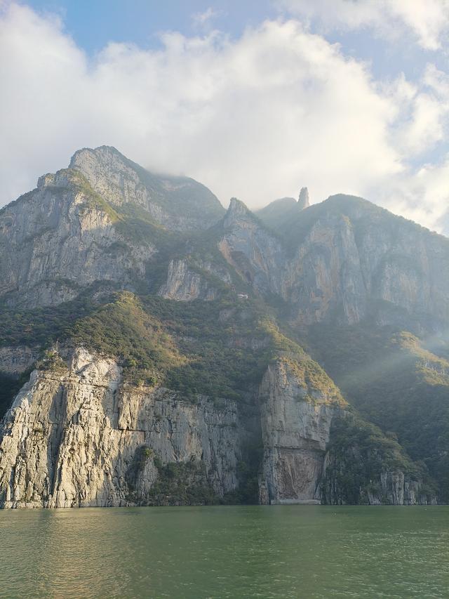 鄂渝行第四天（上）：小红船换小白船，从巫山到巴东