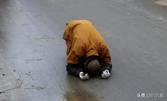 他用八年时间徒步走到拉萨，七步一叩首，7400里，竟磕出“天眼”