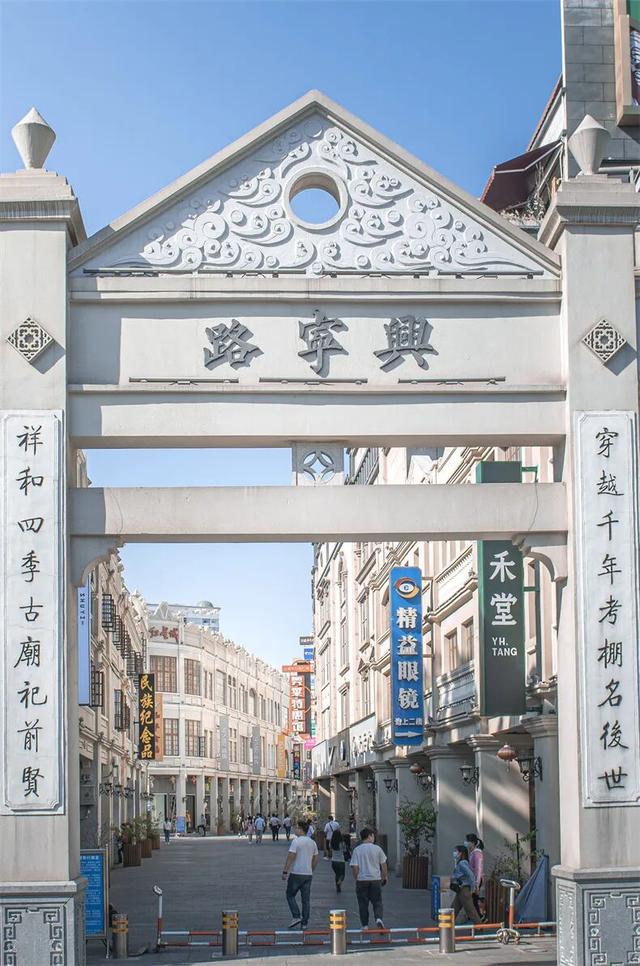 一半是安逸养老，一半是熬夜天堂！这座城冬天有鲜花，凌晨有人潮