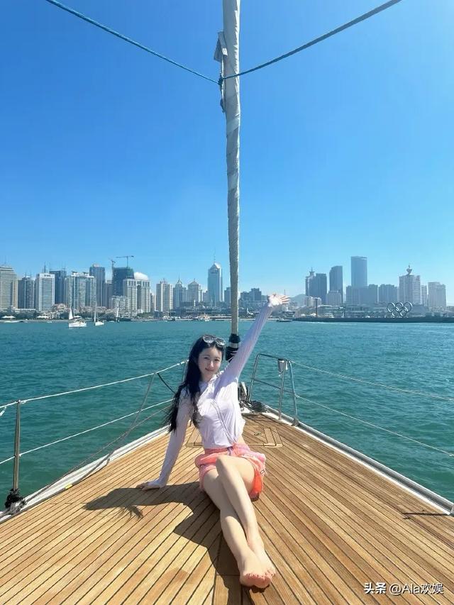演员赵昕青岛度假，帆船上秀长腿，脚上的甲油太鲜艳了