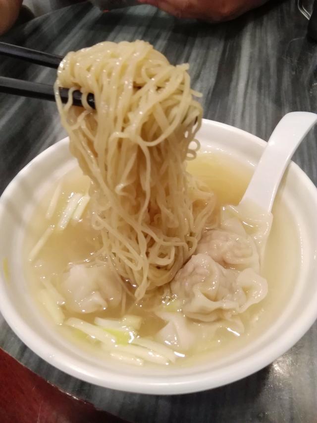 竹升敲出的弹牙，云吞裹着鲜甜：云吞面，是广府人的“舌尖乡愁”