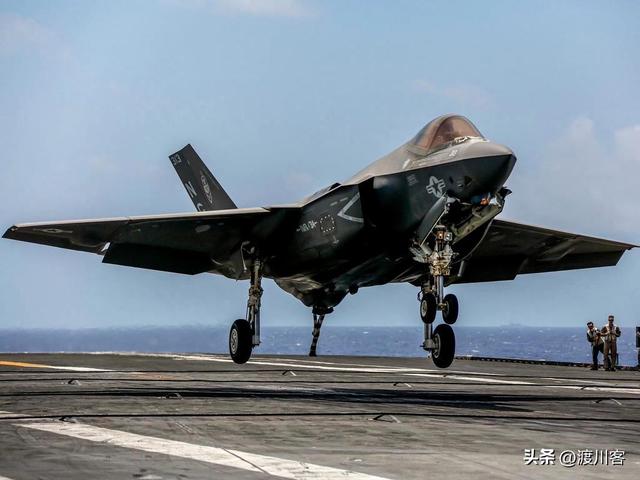 战争一触即发？美军F18硬闯委内瑞拉，扣油轮抢石油，委方不手软