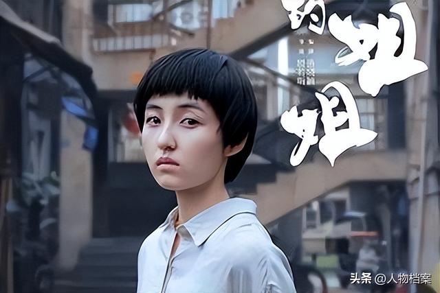 张子枫丝巾裹胸，曝浑身伤痕胸前、手臂都有，才懂成龙话的含金量