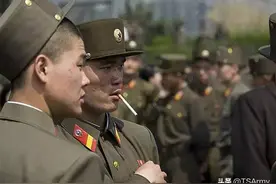 如今的朝鲜军人都抽什么烟？其中“光明牌”一般士兵抽不起图片