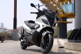 新车 | 降幅近7000元/仅售19980元 2024款宗申阿普利亚SRMAX250上市图片