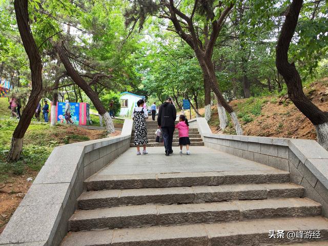 南山公园，烟台人的遛娃胜地，站在山顶的栖云阁看海天一色