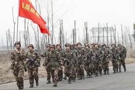 老连长的儿子结婚，邀请连队退伍老兵参加，到场的却廖廖无几图片