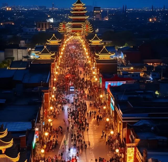 俄罗斯姑娘来中国旅游，回国发文称：中国的晚上太精彩了，别出门