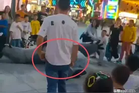 大猩猩人偶被踢后续：“不道歉就单挑”白衣男子怂了，网友炸锅图片