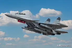 歼15D公开展示，打破美海军垄断局面，解放军远海战巡不惧电子战图片