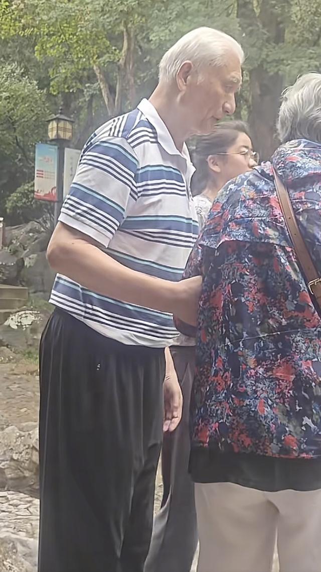 姚明国庆带一家人江苏旅游，女儿姚沁蕾15岁身高1米93打扮太成熟