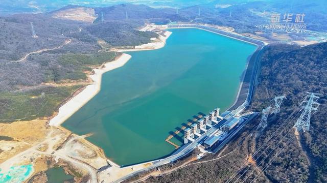西方专家：看不懂中国，建造的发电站，每消耗100度，才发80度电