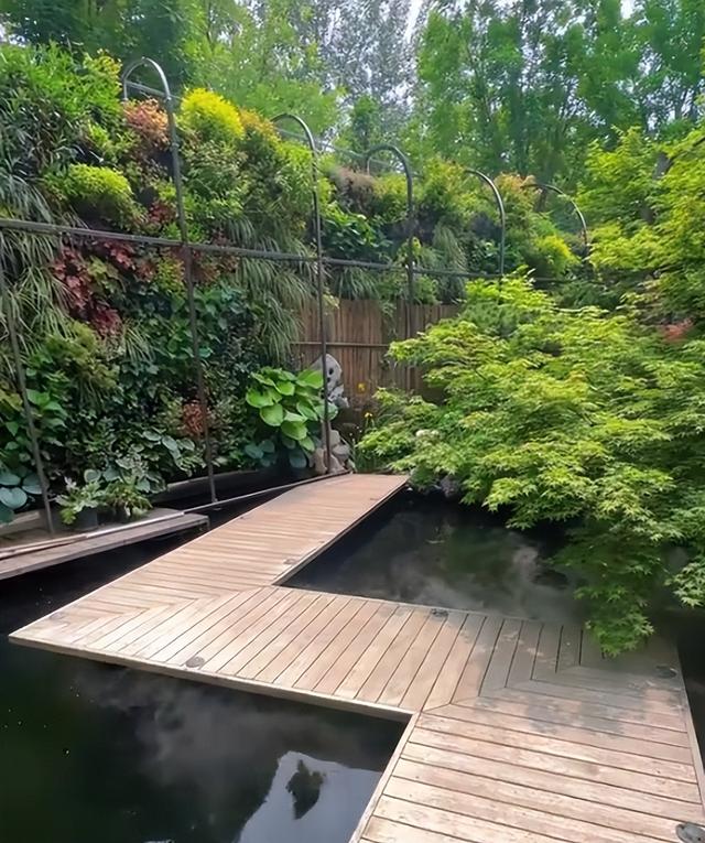 退休20年住北京顶级豪宅，画画喂鱼成日常，43岁的水哥表示很享受