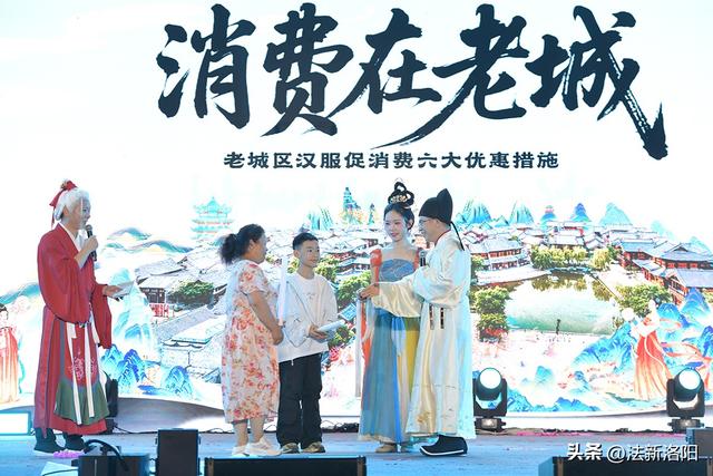 老城区领导“穿越”汉服市场，全链条举措让文旅消费“燃”起来！