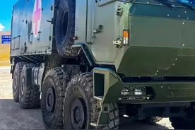 中国顶级越野车还得军工出品！高颜值，8×8，陕汽三代重卡医疗车图片